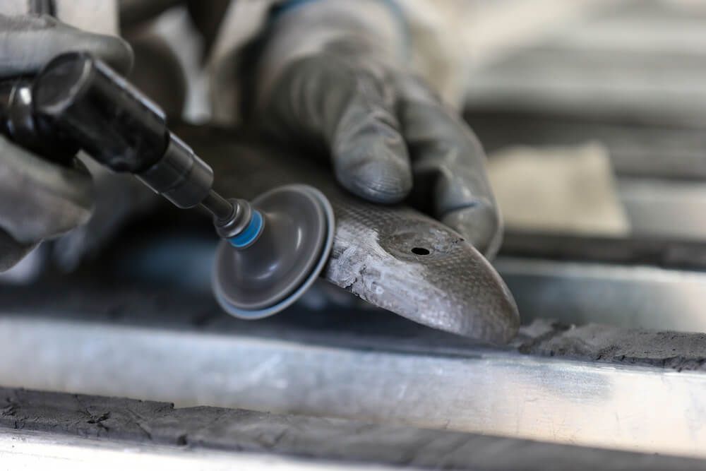 reparto rifilatura sulla fibra di carbonio presso redcarbon a varano de melegari in provincia di parma3