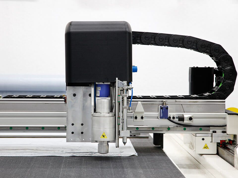 Plotter da taglio a varano de melegari con red carbon che esegue lavorazioni sulla fibra di carbonio