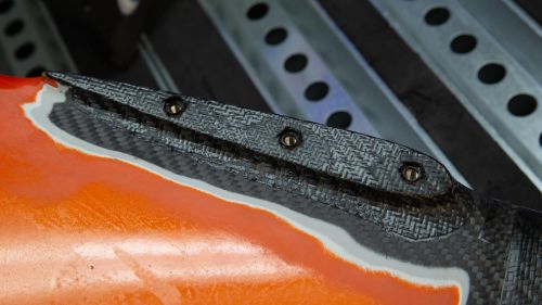 settore riparazioni sulla fibra di carbonio presso redcarbon di alessandro tibaldi a varano de melegari in provincia di parma